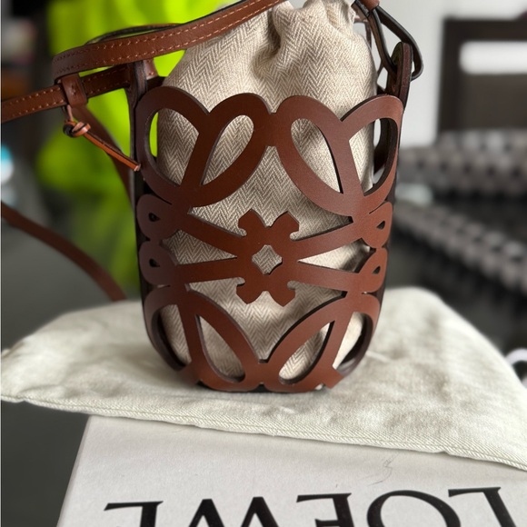 LOEWE
Anagram cut-out pocket in classic calfskin and canvas - Picture 13 of 14